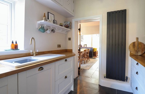 Abergynolwyn Cottage | GLAN YR AFON, pet friendly, with open fire in Tywyn