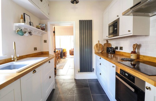 Abergynolwyn Cottage | GLAN YR AFON, pet friendly, with open fire in Tywyn