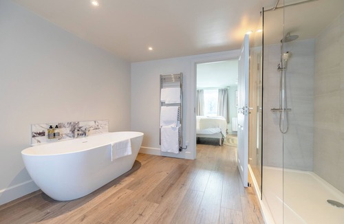 Cwrt Hotel | Glan Yr Afon Riverside