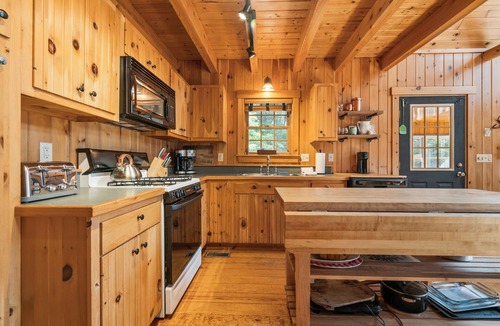 Oquossoc House | Glandore | Private Waterfront w/Dock & Hot Tub