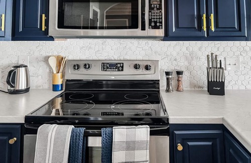 Northport House | Glaring & Modern 3BR 2BTH Home 13 Min DT Stadium - Lux Backyard