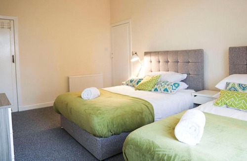 Cardonald Apartment | Glasgow- Bright 3bed Flat, Free Street Parking