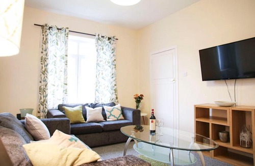 Cardonald Apartment | Glasgow- Bright 3bed Flat, Free Street Parking