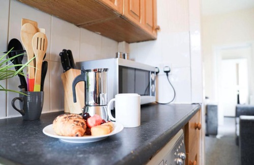 Cardonald Apartment | Glasgow- Bright 3bed Flat, Free Street Parking