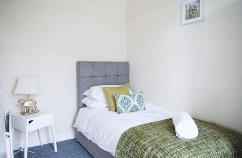 Cardonald Apartment | Glasgow- Bright 3bed Flat, Free Street Parking