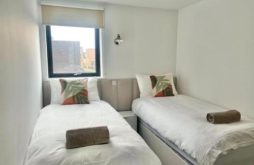 Dalmarnock House | Glasgow Home - 5 Bedrooms 4 Bathrooms - Private Parking