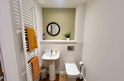 Dalmarnock House | Glasgow Home - 5 Bedrooms 4 Bathrooms - Private Parking