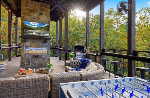 Golden Cabin | Glass and Timber: Ultra-Luxury Cabin, ALL the Amenities! Sleeps 20