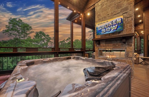 Golden Cabin | Glass and Timber: Ultra-Luxury Cabin, ALL the Amenities! Sleeps 20