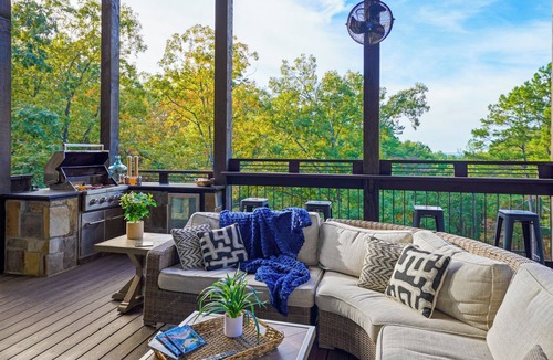 Golden Cabin | Glass and Timber: Ultra-Luxury Cabin, ALL the Amenities! Sleeps 20