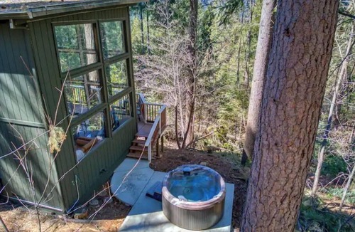 Nevada City Cabin | Glass Cabin Under the Pines Hot Tub Seclusion