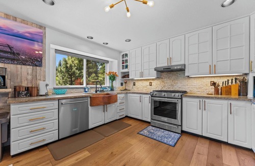 Ponderosa Palisades House | Glass House Hot Tub, Sauna, Gym