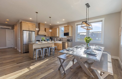 Roads End House | Glass Tides Getaway + Billiards + Beach + Surfing