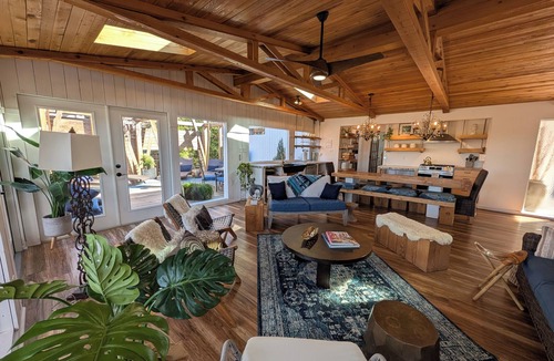 Barton Hills House | Glass Treehouse-Zen & Exotic KAYAK/Swim/LAKE/SUP/Bike/Hike/-RIVER-GARDENS-FOOD!
