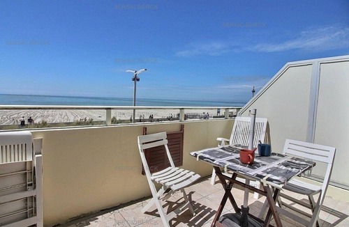 Berck-sur-Mer Apartment | GLB107: OCEAN-FACING, studio apartment with a terrace overlooking the ocean