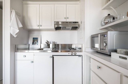 Maple City Apartment | Glen Arbor Riverfront Retreat: Steps to Beach!
