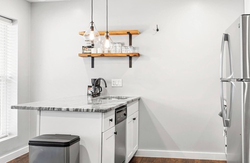 Junius Heights Apartment | Glendale Court Unit 6