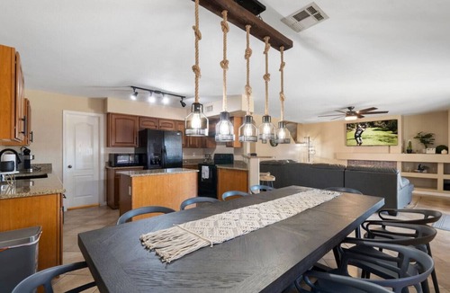 Larissa Cottage | Glendale w Pool & Games