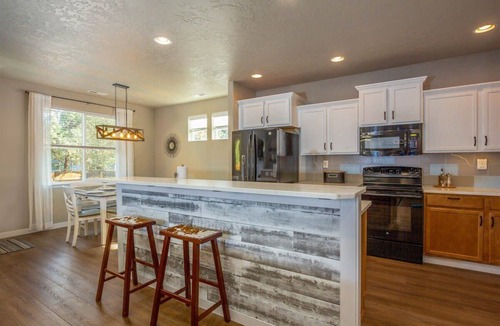 Larkspur House | Gleneden Getaway Pet Friendly Hot Tub