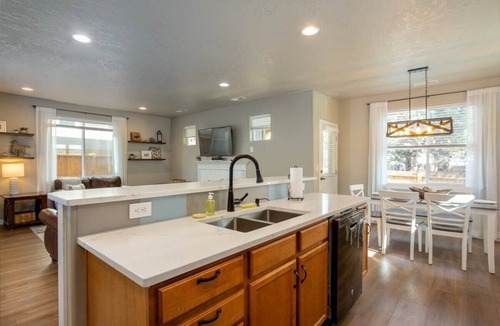 Larkspur House | Gleneden Getaway Pet Friendly Hot Tub