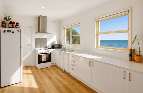 Glenelg North House | Glenelg Beach House With Private Beachfront Pool