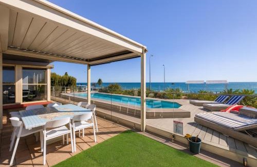 Glenelg North House | Glenelg Beach House With Private Beachfront Pool