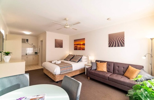 Glenelg Apartment | Glenelg Central Studio | wifi + parking