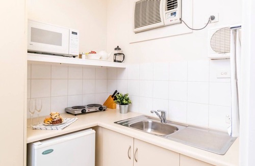 Glenelg Apartment | Glenelg Central Studio | wifi + parking