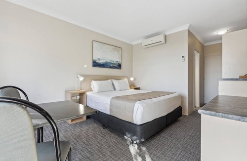 Glenelg Hotel | Glenelg Dockside Motel