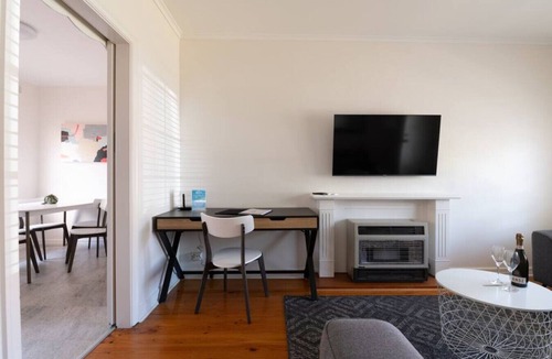Glenelg East Apartment | Glenelg Gem 4 - Superb Location
