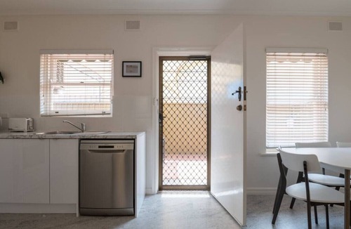 Glenelg East Apartment | Glenelg Gem 4 - Superb Location