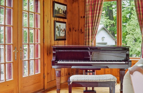 Gore Ski Chalet | Glenhaven - stunning waterfront home with hot tub, steam room, infrared sauna!