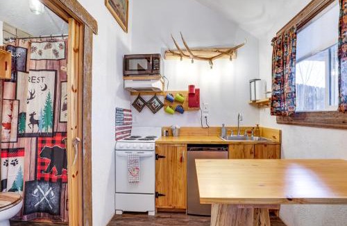 Adams County House | Glenvil Cabin with Gas Grill Steps to Dock and Pond!