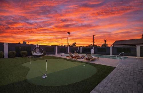 Scottsdale Country Acres House | Glimmer-Sparkling Pool & Mini Golf-Near Old Town