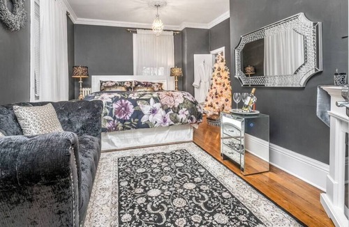Cobourg Apartment | Glitz and Glamour at Lakehurst