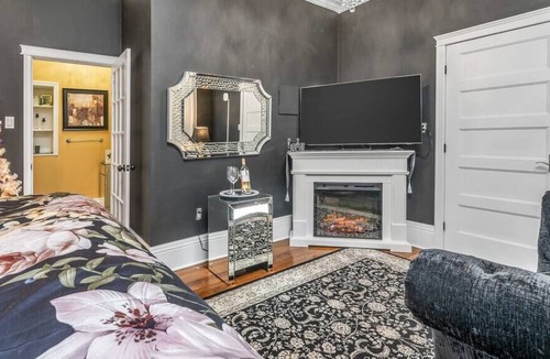 Cobourg Apartment | Glitz and Glamour at Lakehurst