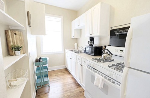 Lower Greenville Apartment | Global Cup Arboretum Tickets Available, The Artist's Corner