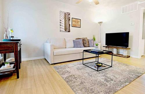 Old East Dallas Apartment | Global Cup Dwell By Design & Arboretum Tickets Included
