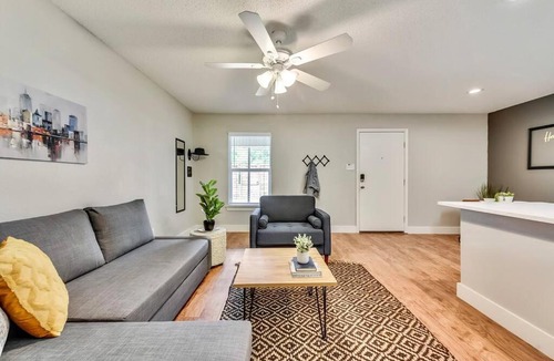 Old East Dallas Apartment | Global Cup Hello Gorgeous Flat near Downtown!