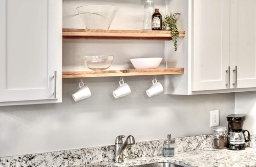Old East Dallas Apartment | Global Cup Modern Artistic Flat - ARBORETUM TICKETS INCLUDED