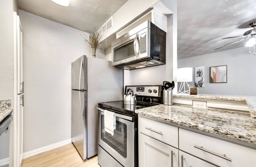 Old East Dallas Apartment | Global Cup Modern Artistic Flat - ARBORETUM TICKETS INCLUDED