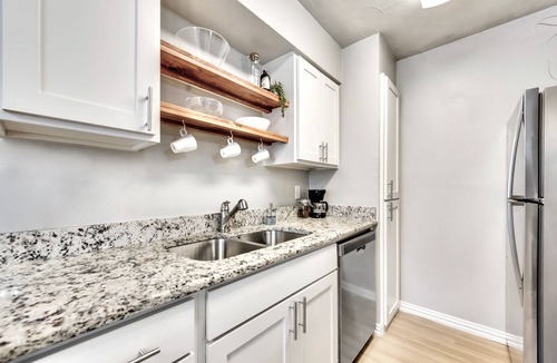 Old East Dallas Apartment | Global Cup Modern Artistic Flat - ARBORETUM TICKETS INCLUDED