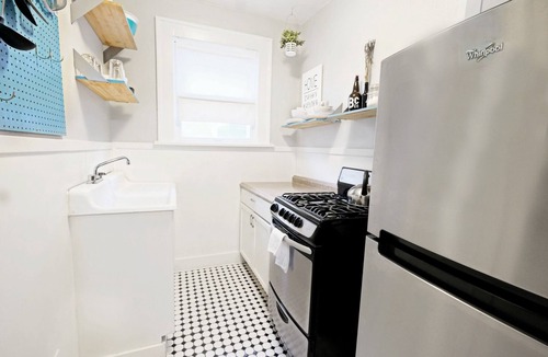 Lower Greenville Apartment | Global Cup Studio 7 + Lower Greenville