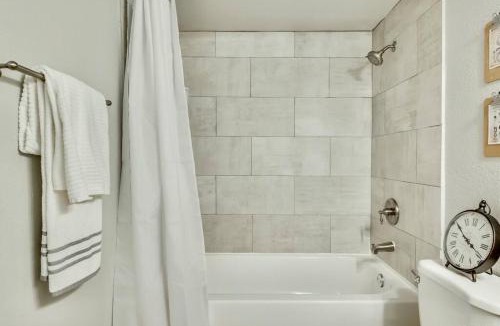 Old East Dallas Apartment | Global Cup The Art Deco and Arboretum Tickets Included