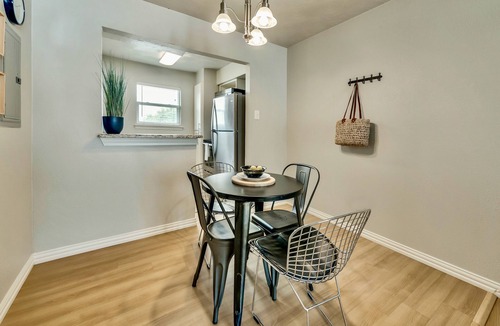 Old East Dallas Apartment | Global Cup The Art Deco & Arboretum Tickets Included