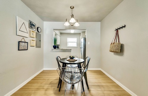 Old East Dallas Apartment | Global Cup The Art Deco & Arboretum Tickets Included