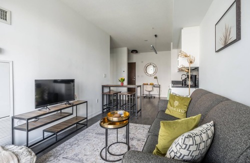 CityPlace Condo | GLOBALSTAY. CN Tower & Lake Ontario 48 Floor View. 1 BR+DEN