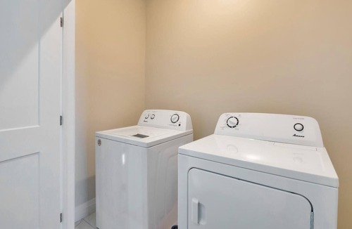 Walkerville Apartment | GLOBALSTAY . New Townhomes 16 Guests, BBQ, Parking