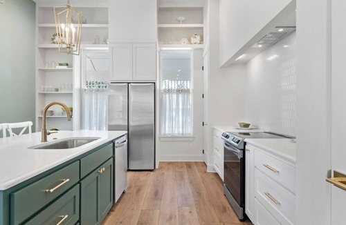 Brazos House | Gloria Estate- 2 blocks to Silos