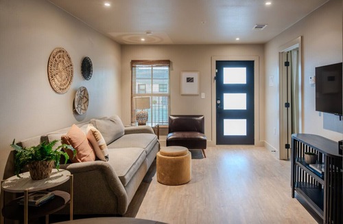 Brazos Bed & Breakfast | Gloria Inn 2 -5 minutes from Baylor and 2 Blocks to Magnolia